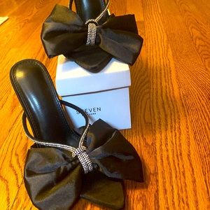 Black Bowtie heels, perfect pair with a cute and casual look. Size 6.5 shoes